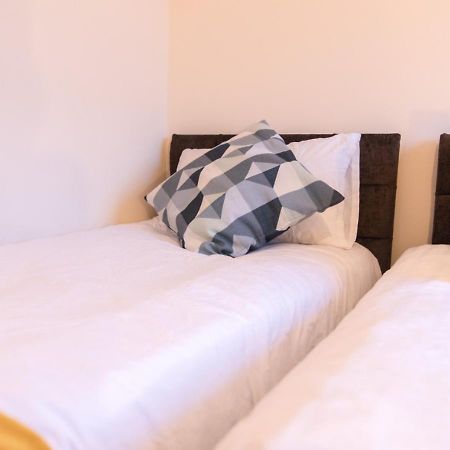 Derby Parliament Spacious 2Bedroom Apartment With Parking מראה חיצוני תמונה