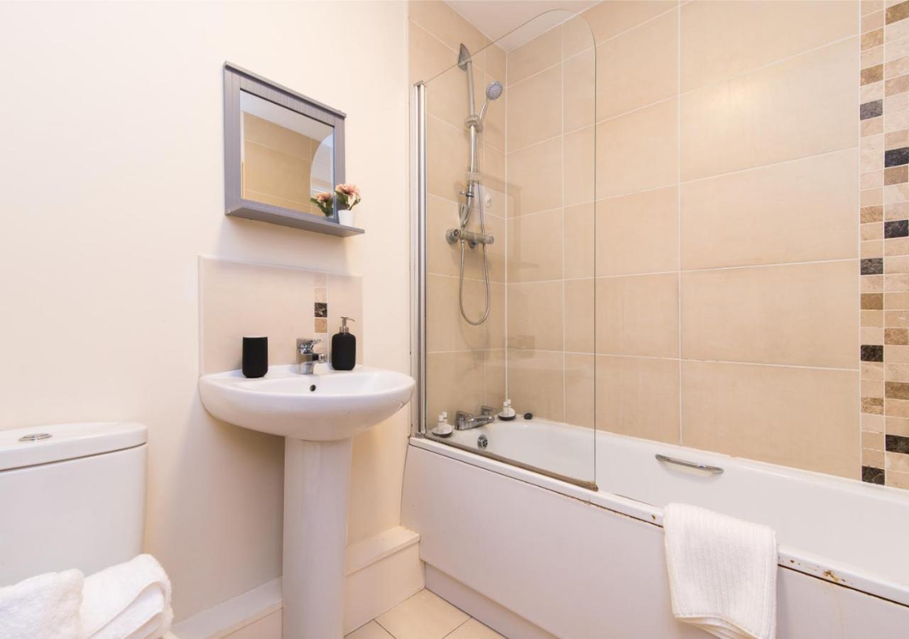 Derby Parliament Spacious 2Bedroom Apartment With Parking מראה חיצוני תמונה